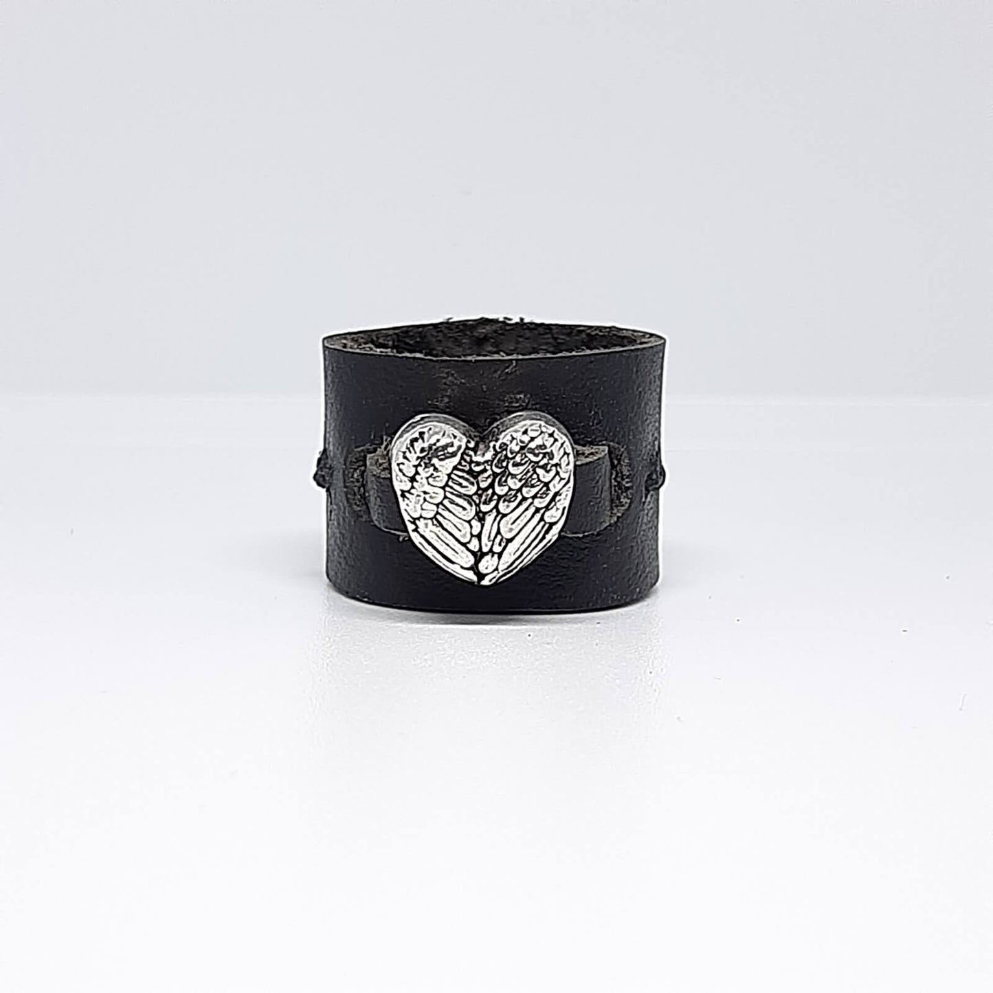 Anello in pelle nero con charm cuore