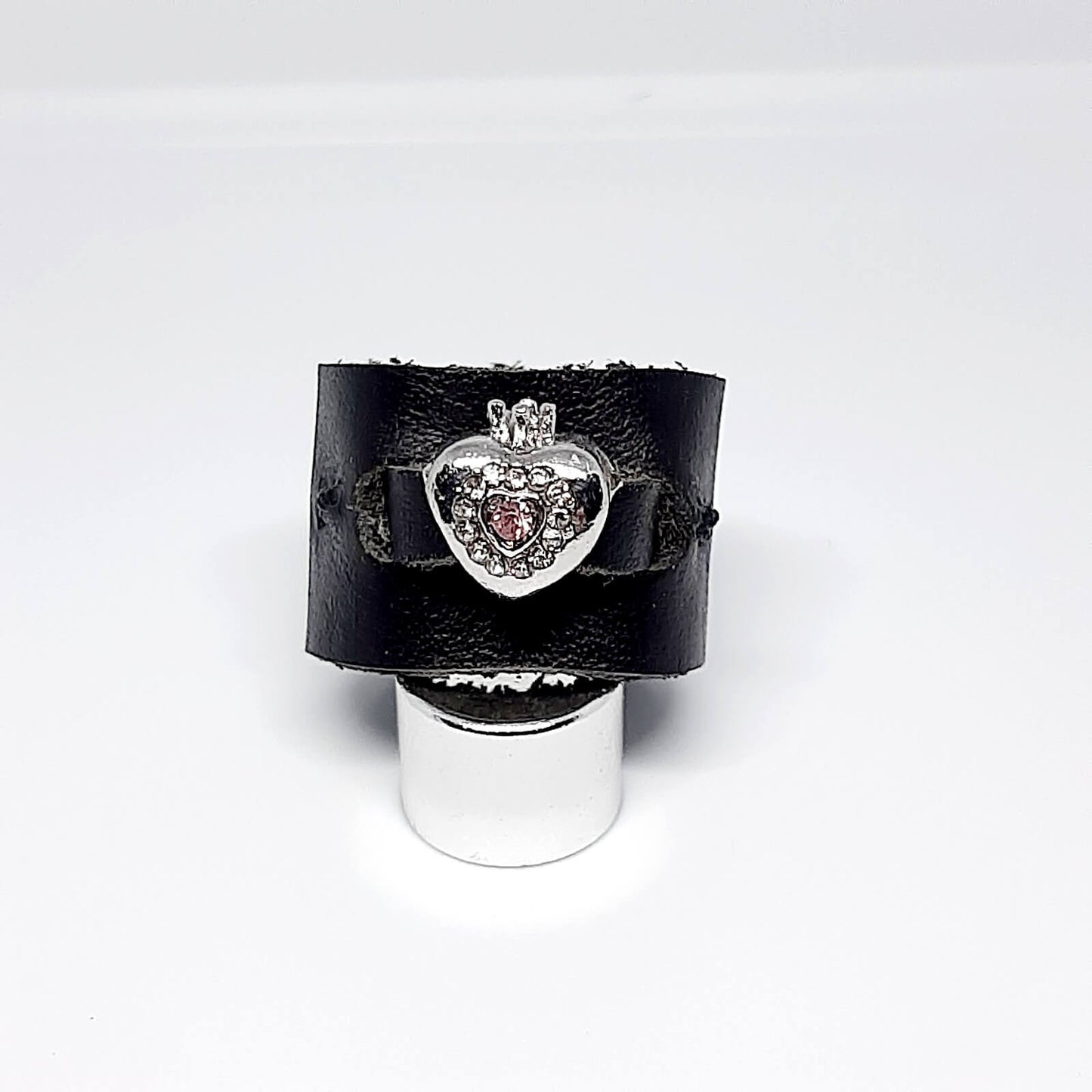 Anello in pelle nero fatto a mano con charm cuore