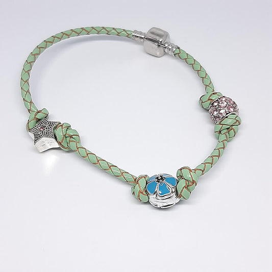 Bracciale intrecciato con charms fatto a mano