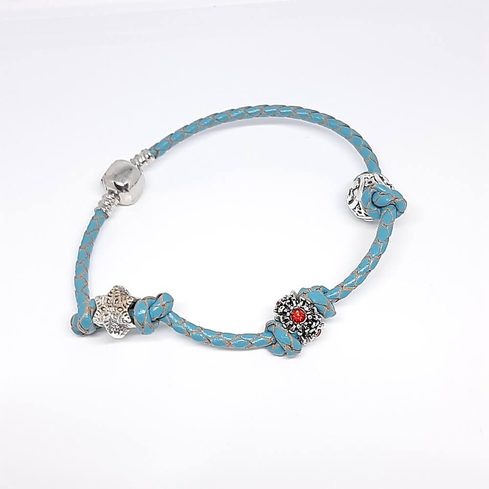 Bracciale intrecciato con charms fatto a mano