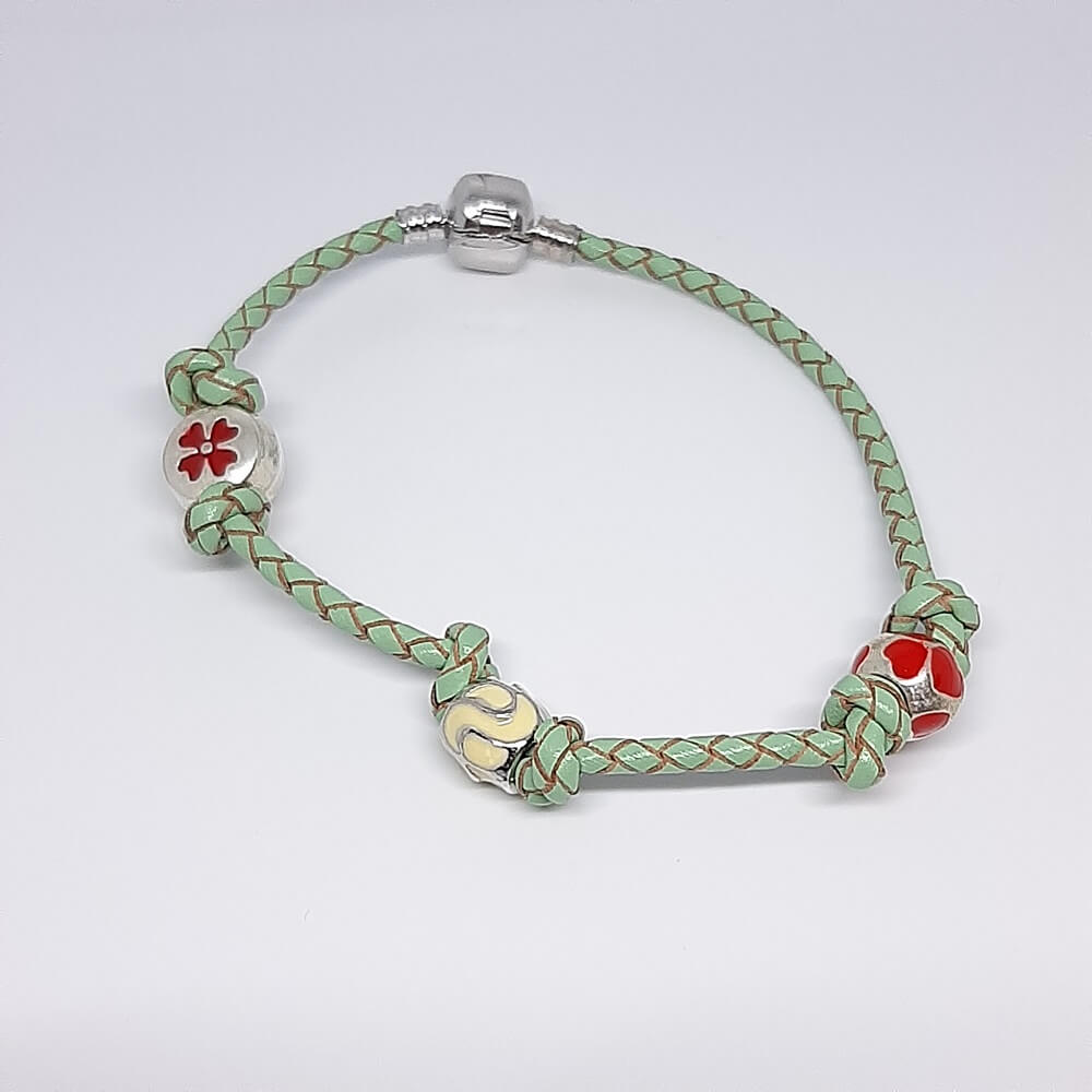 Bracciale intrecciato con charms fatto a mano