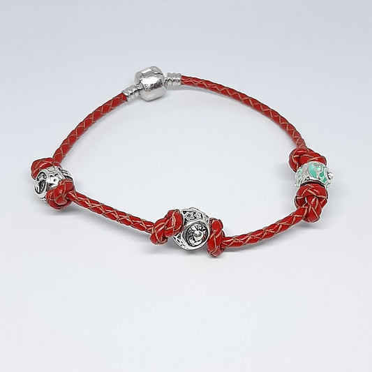 Bracciale intrecciato con charms fatto a mano