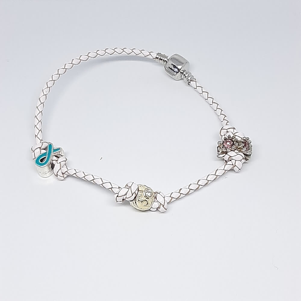 Bracciale intrecciato con charms fatto a mano