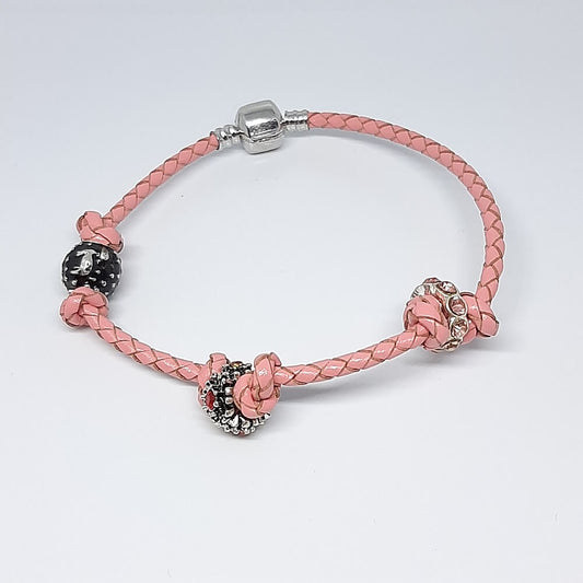 Bracciale intrecciato con charms fatto a mano