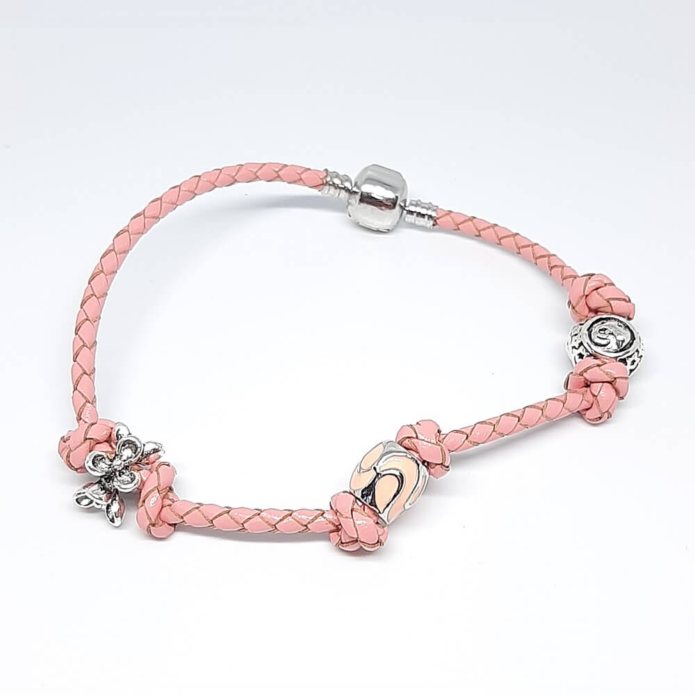 Bracciale intrecciato con charms fatto a mano