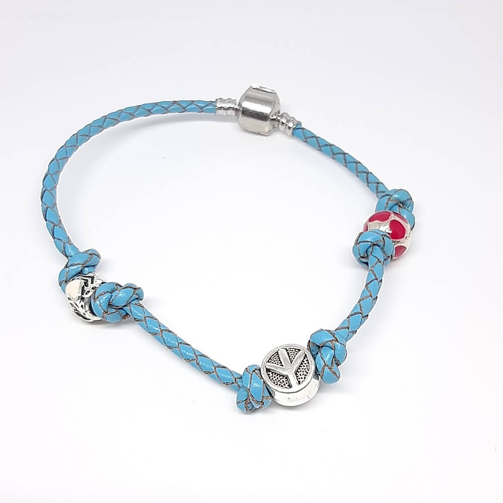 Bracciale intrecciato con charms fatto a mano