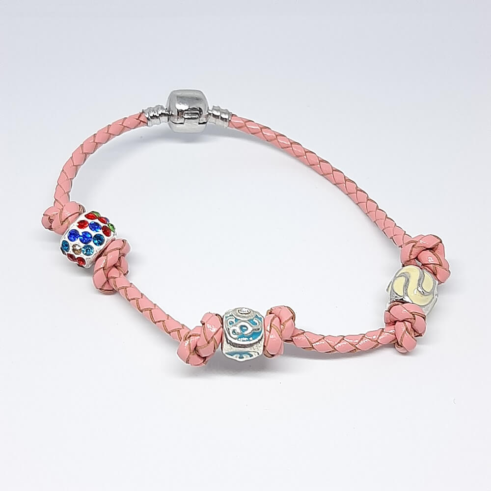 Bracciale intrecciato con charms fatto a mano