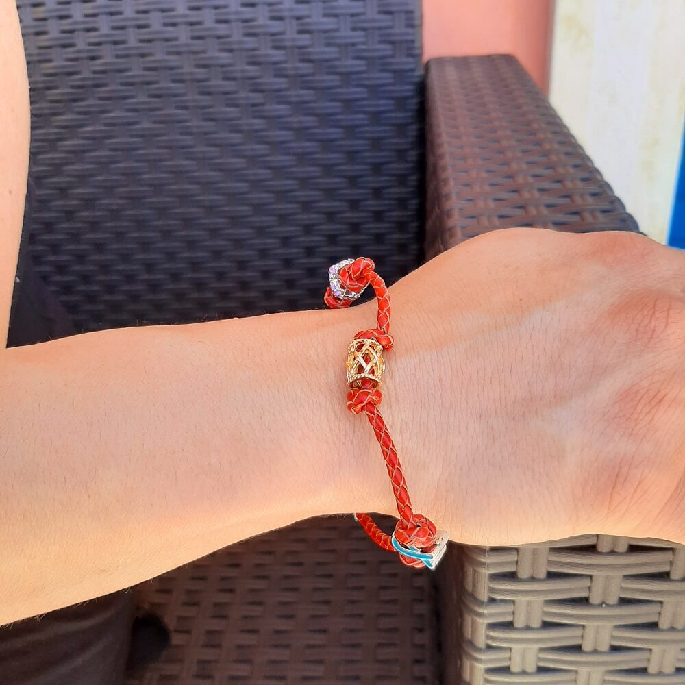 Bracciale intrecciato con charms fatto a mano