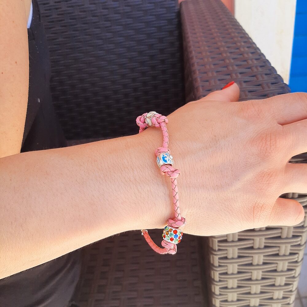 Bracciale intrecciato con charms fatto a mano