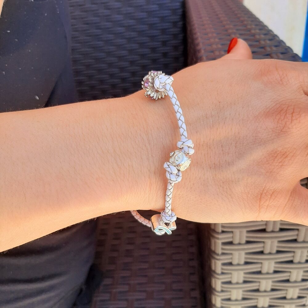 Bracciale intrecciato con charms fatto a mano