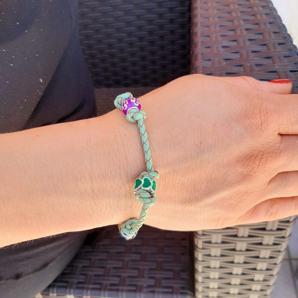 Bracciale intrecciato con charms fatto a mano