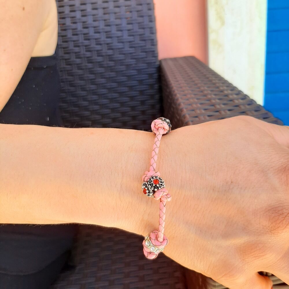 Bracciale intrecciato con charms fatto a mano