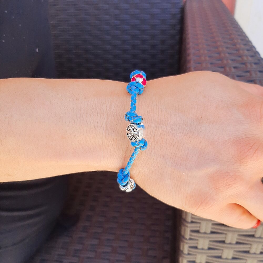 Bracciale intrecciato con charms fatto a mano