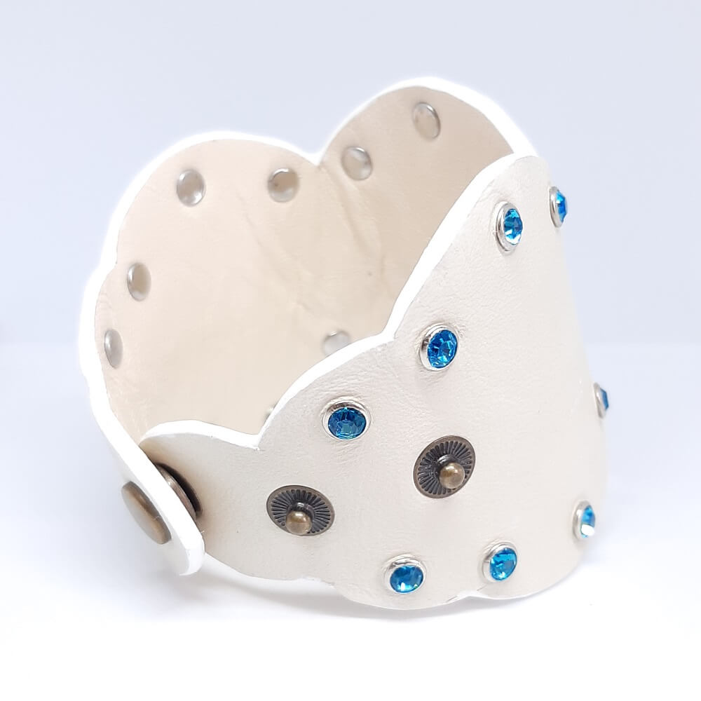 Bracciale Nuvola in Pelle realizzato a mano bianco con pietre azzurre