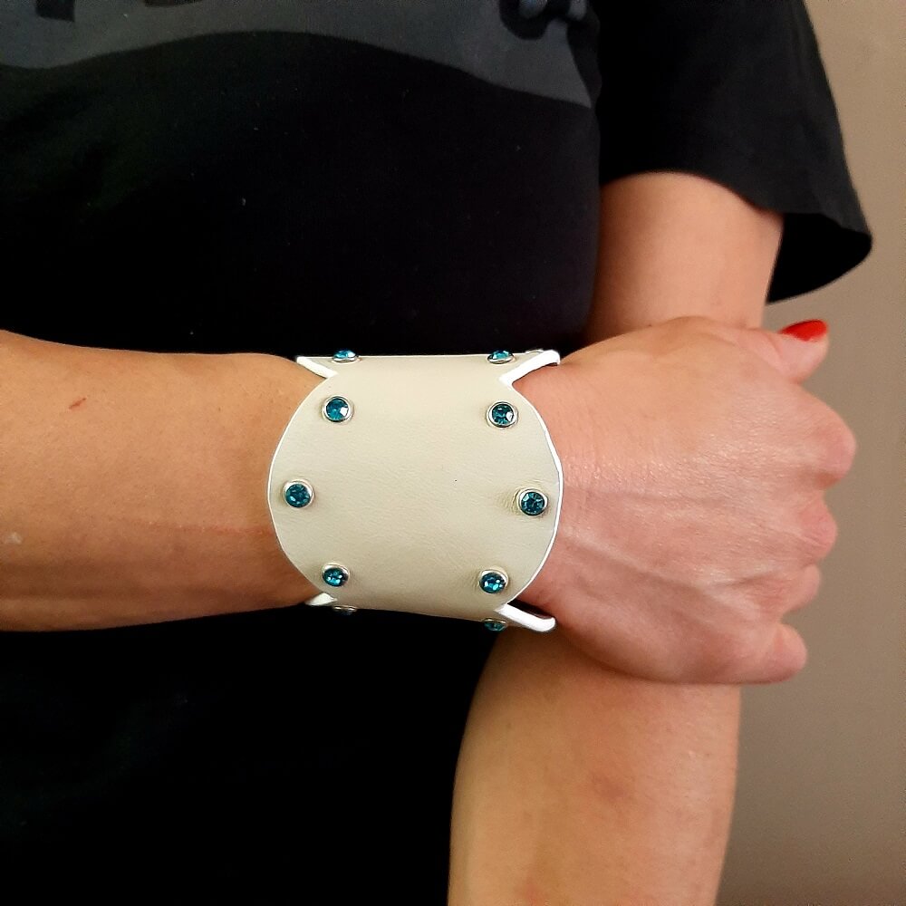 Bracciale Nuvola in Pelle realizzato a mano bianco con pietre azzurre