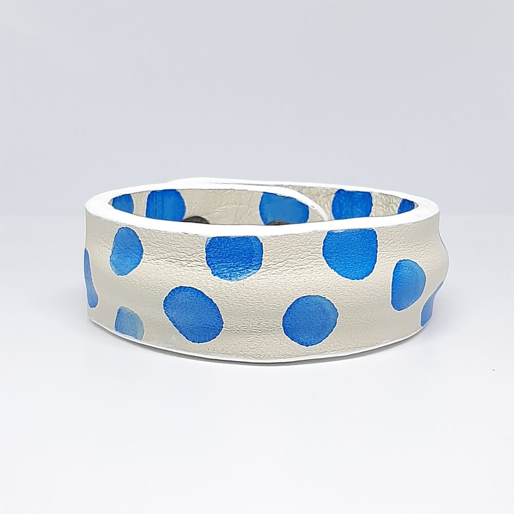 bracciale in pelle bianco con design a pois blu e bordatura centrale