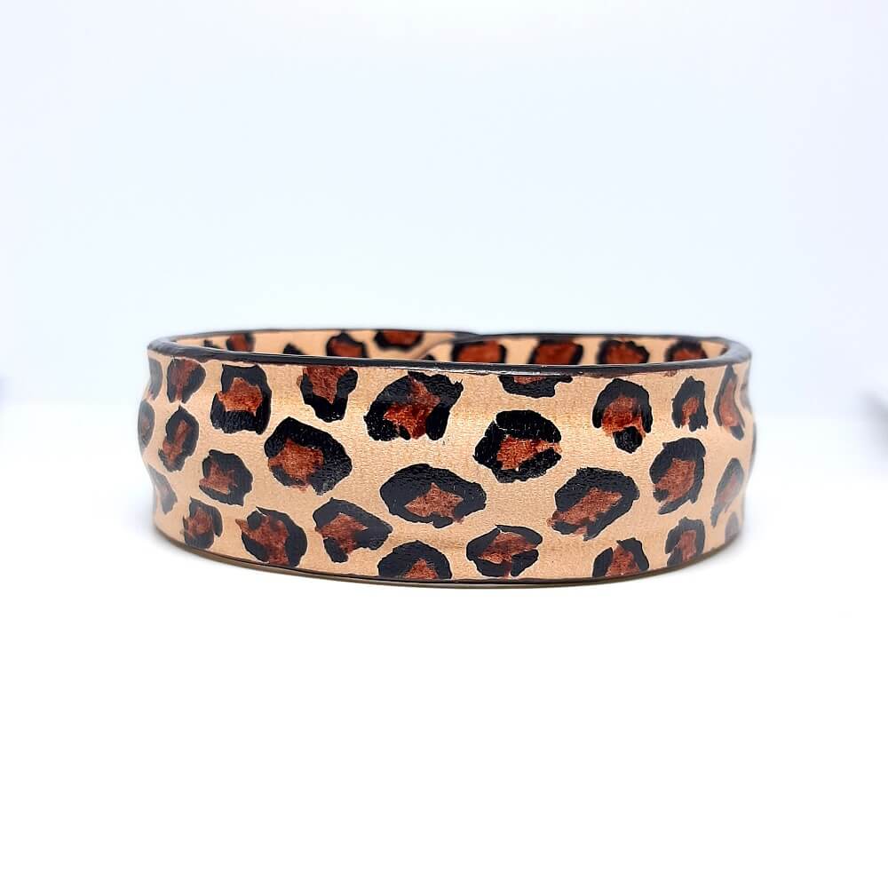 Bracciale in pelle donna artigianale marrone con design maculato dipinto a mano