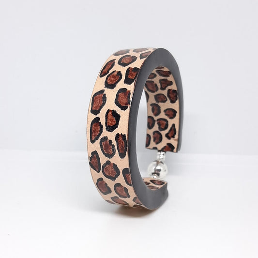 Bracciale in pelle donna artigianale marrone con design maculato dipinto a mano