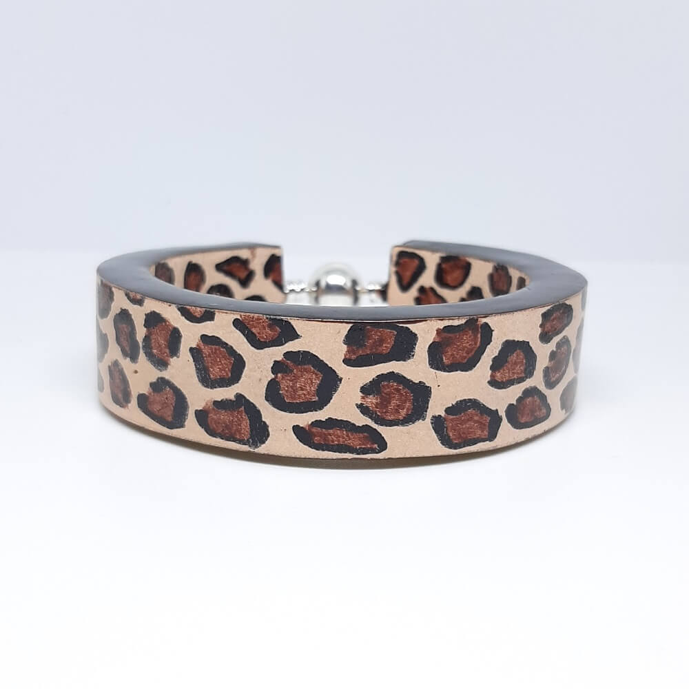 Bracciale in pelle donna artigianale marrone con design maculato dipinto a mano