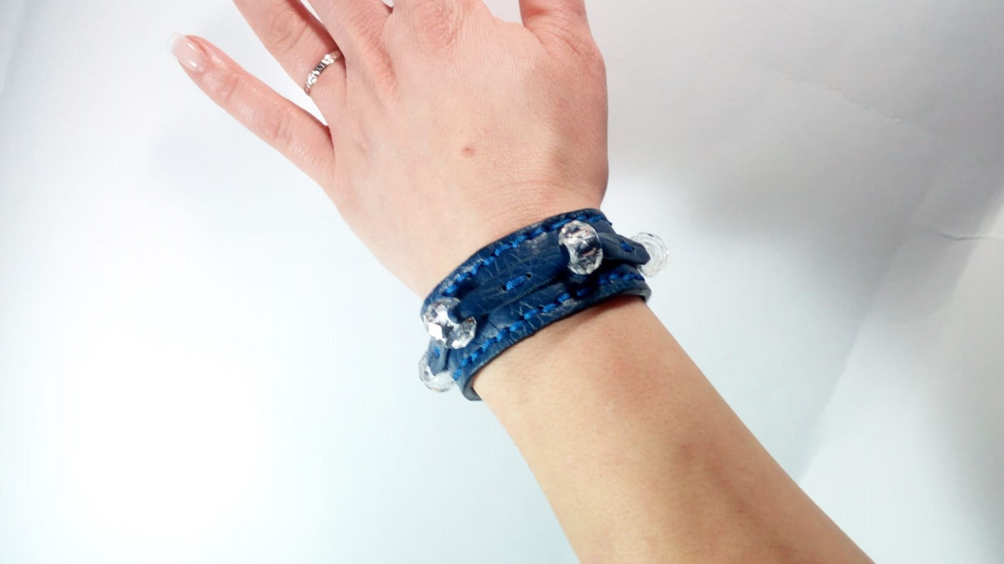 Bracciale in Pelle blu Fatto a Mano Charm Vetro Bianco