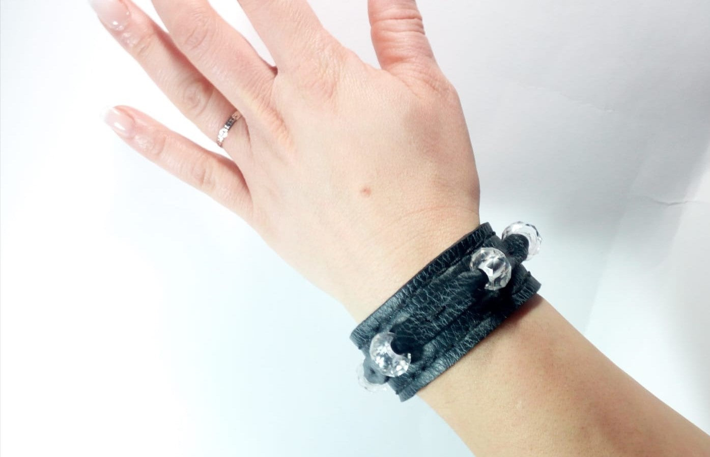 Bracciale in Pelle nero Fatto a Mano con Charm Vetro Bianco