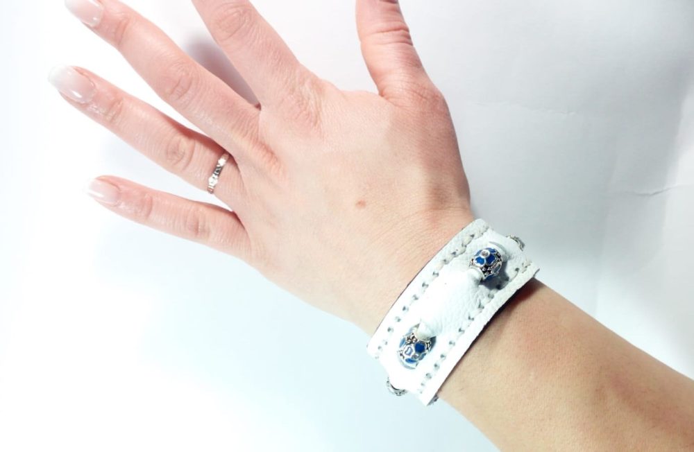 Bracciale in Pelle Fatto a Mano Charm Simbolo Bianco e Blu