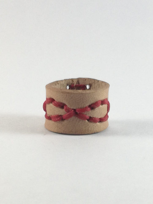 Anello in pelle naturale cucito con design infinito rosso