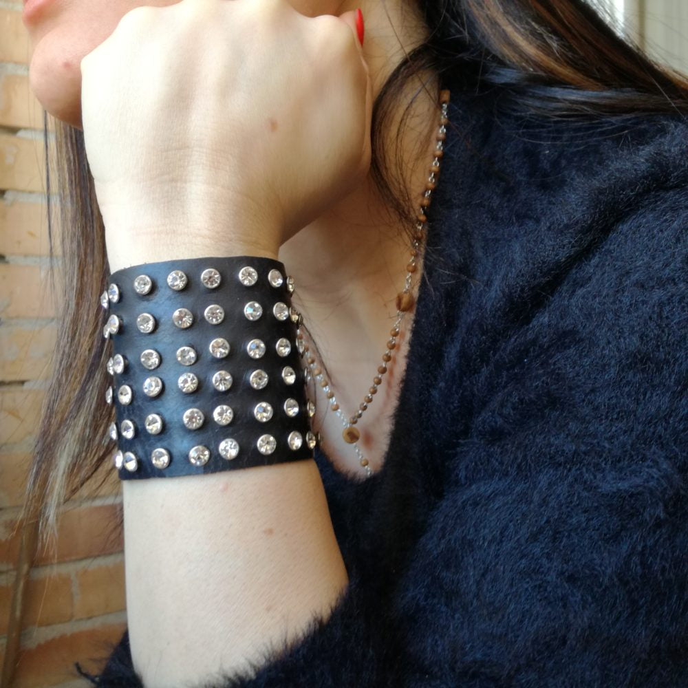 Bracciale in Pelle nero a fascia con pietre in vetro bianco