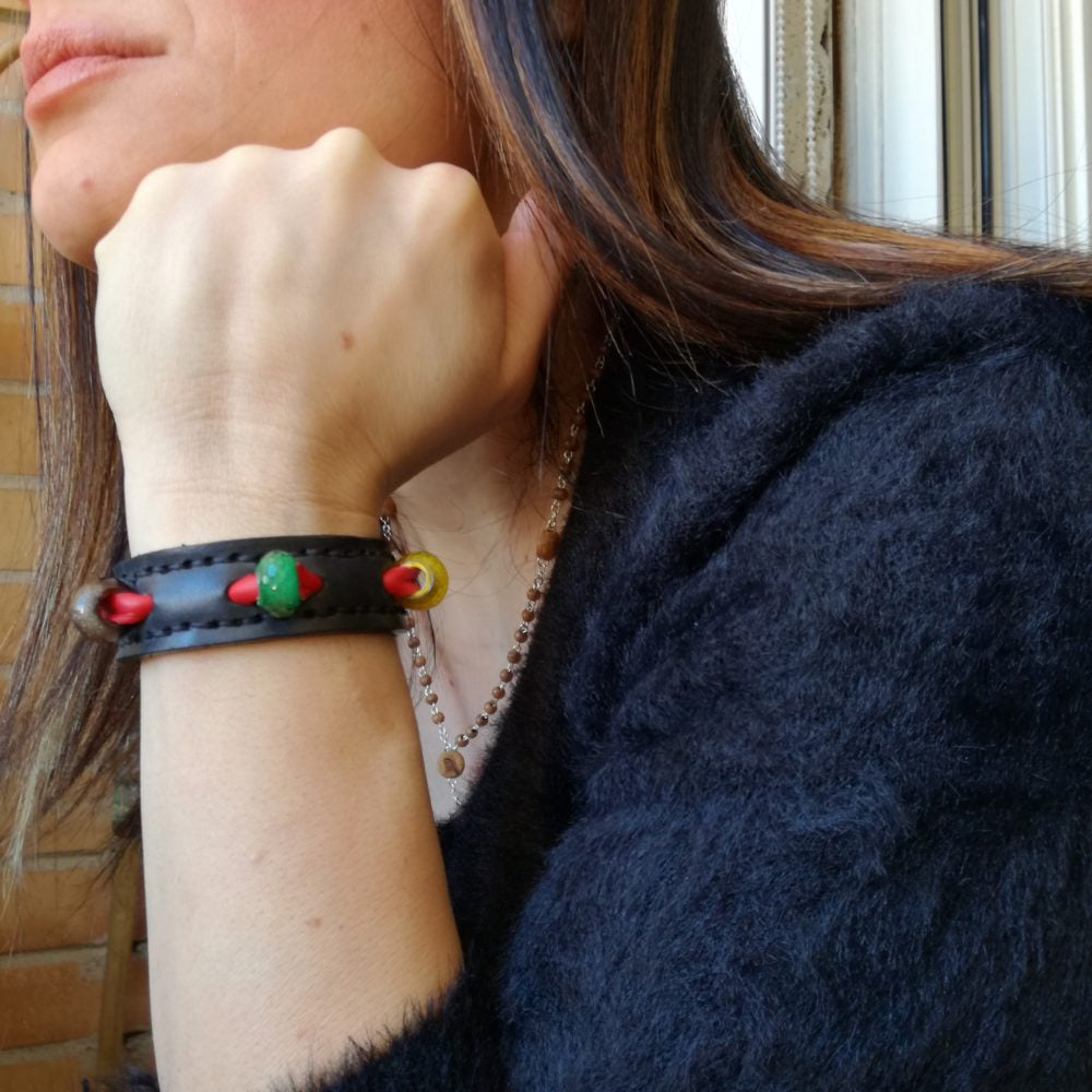 Bracciale in Pelle nero Charm in vetro vari colori con inserto rosso