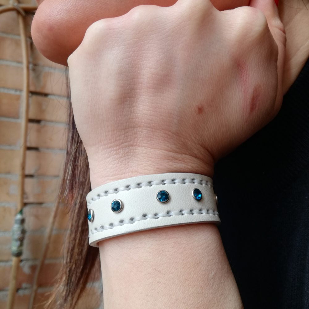 Bracciale in Pelle bianco Fatto a Mano con pietre in vetro verde