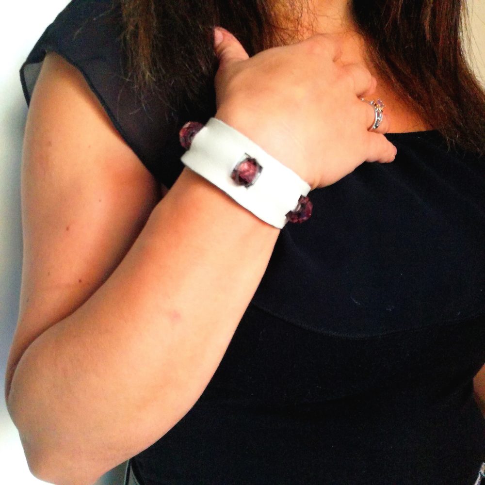 Bracciale in Pelle bianco con charm vetro marrone