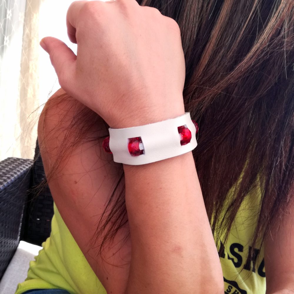 Bracciale in Pelle bianco Fatto a Mano con charm vetro rosso