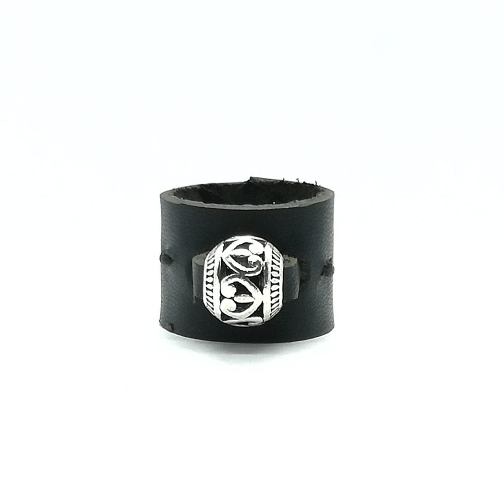 Anello in pelle nero con charm simboli