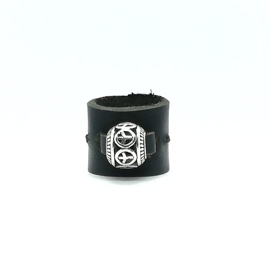 Anello in pelle nero con charm simboli