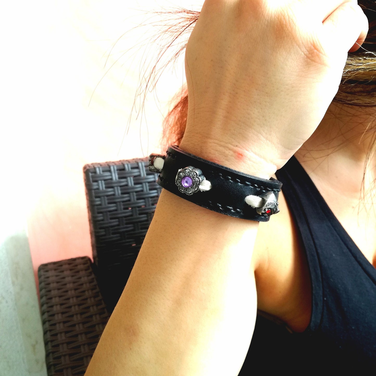 Bracciale in Pelle nero Fatto a Mano con charms simboli