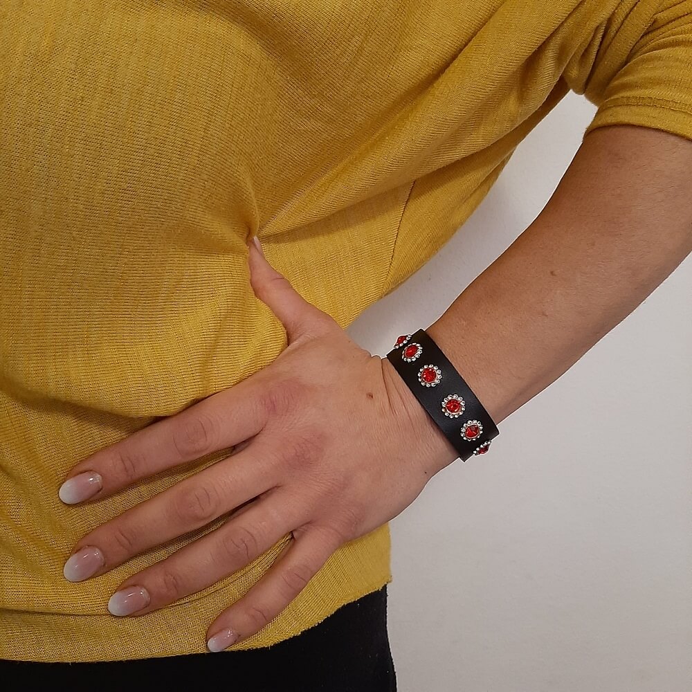 Bracciale in Pelle nero con borchie floreale in pietra