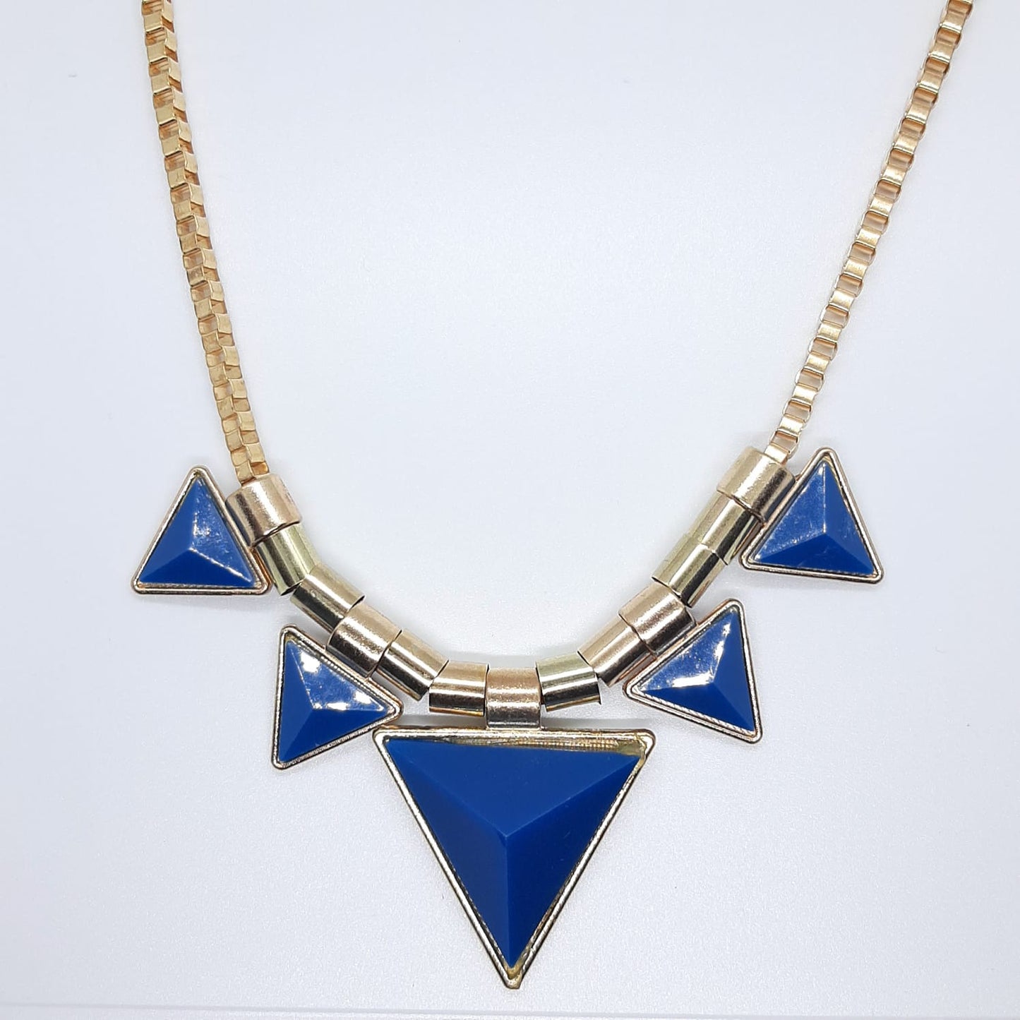 collana dorata triangoli blu